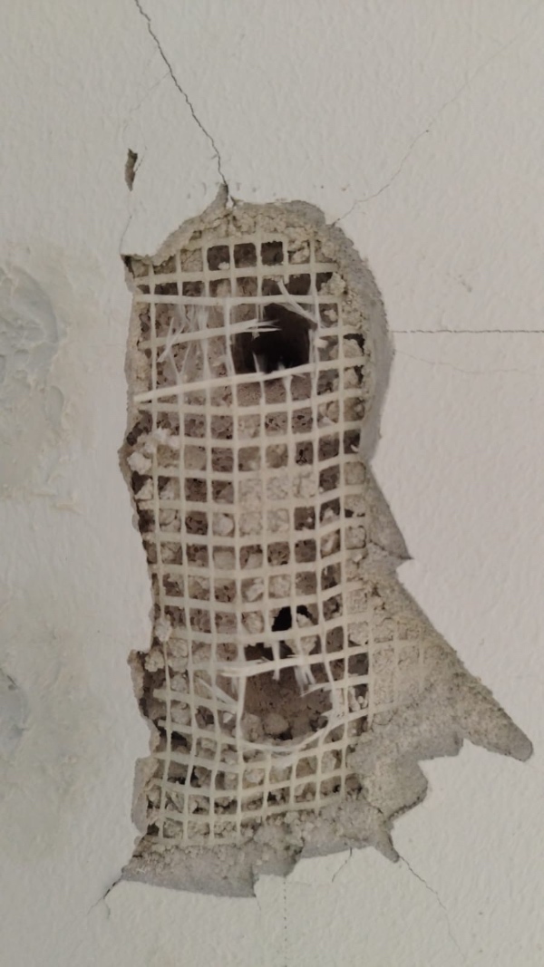 Væg reparation og gardinopsætning