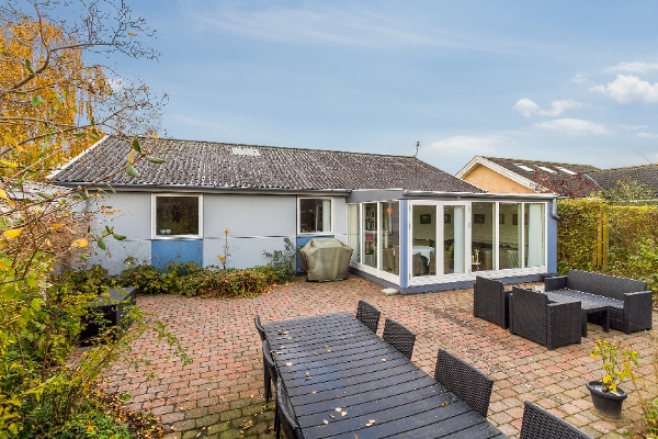 Gennemgang og reperation af træpaneler og vinduer, udendørs