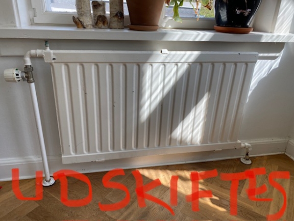 Udskiftning af radiator samt afmontering af yderligere 3 radiatorer.
