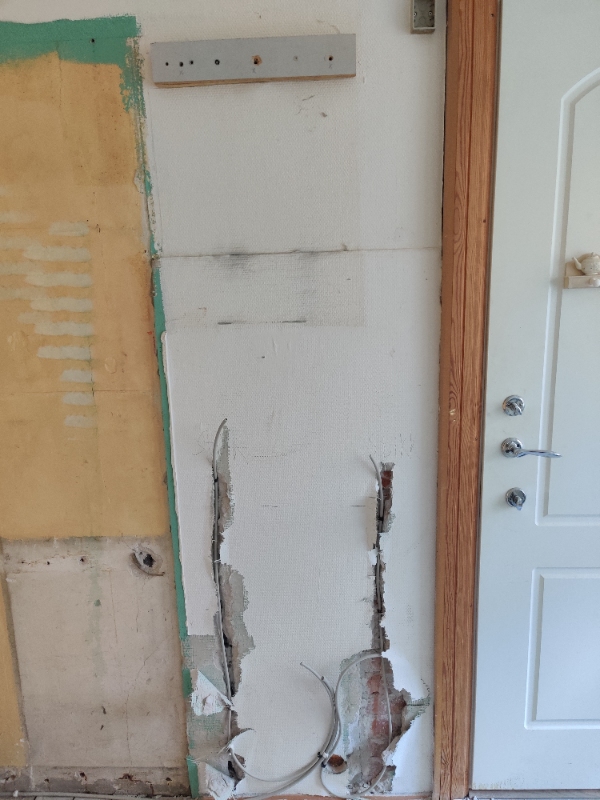 Murer til at lave væg efter elektriker har fræset ledninger til nyt køkken