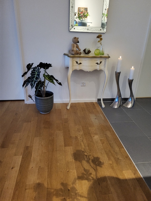 Halver er ældre skrivebord i dybden.