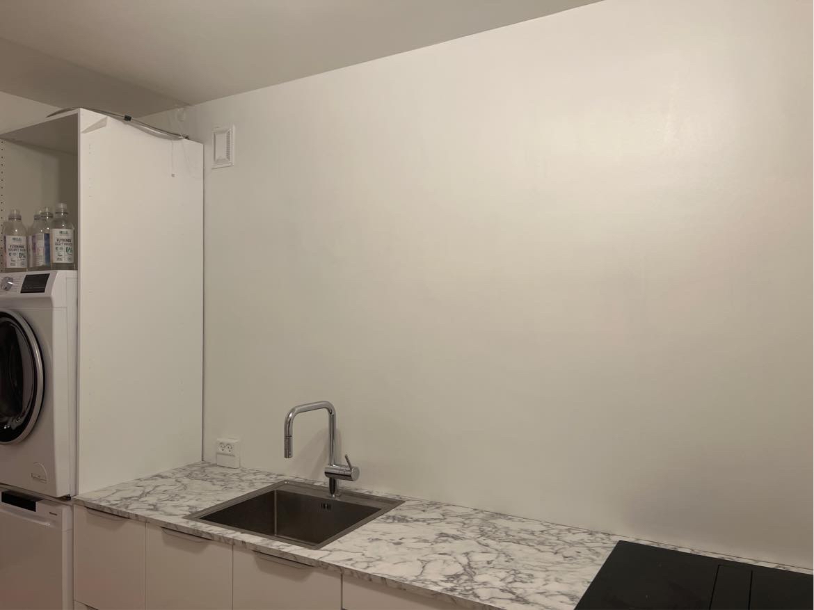 Jeg skal have sat fire overskabe op i mit køkken. De er samlet.