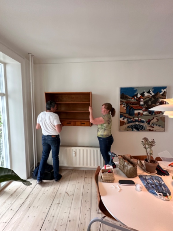 Hjælp til at hænge reol op