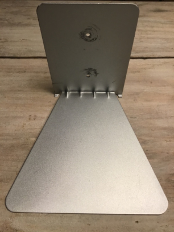 Handyman - Hænge mindre men tungt billede op. Desuden ophængning af 3 små svævende boghylder.