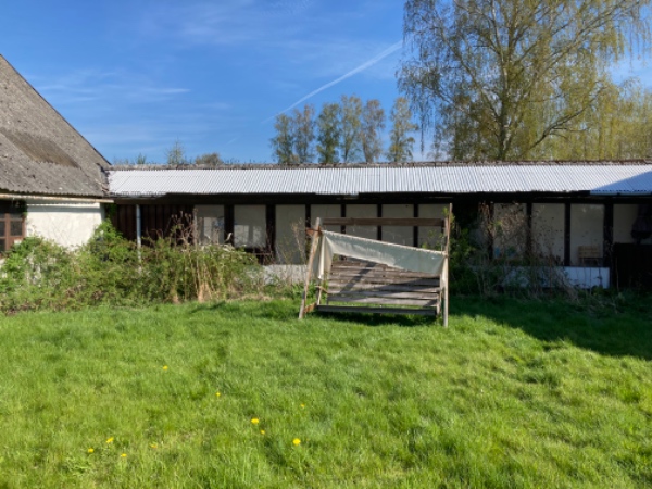 Hjælp til at rydde 40m2 bed med mest ukrudt samt 20m2 bulet jordstykke der skal jævnes ud