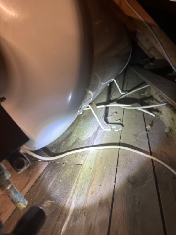 Hjælpe med at få en el vandvarmer ned fra loftet.