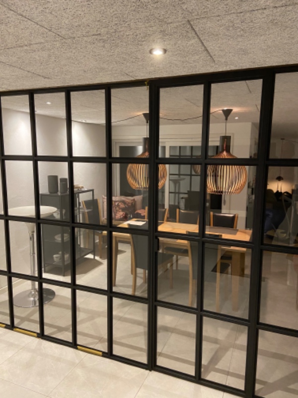 Opsætning af lister ved Newyorker væg