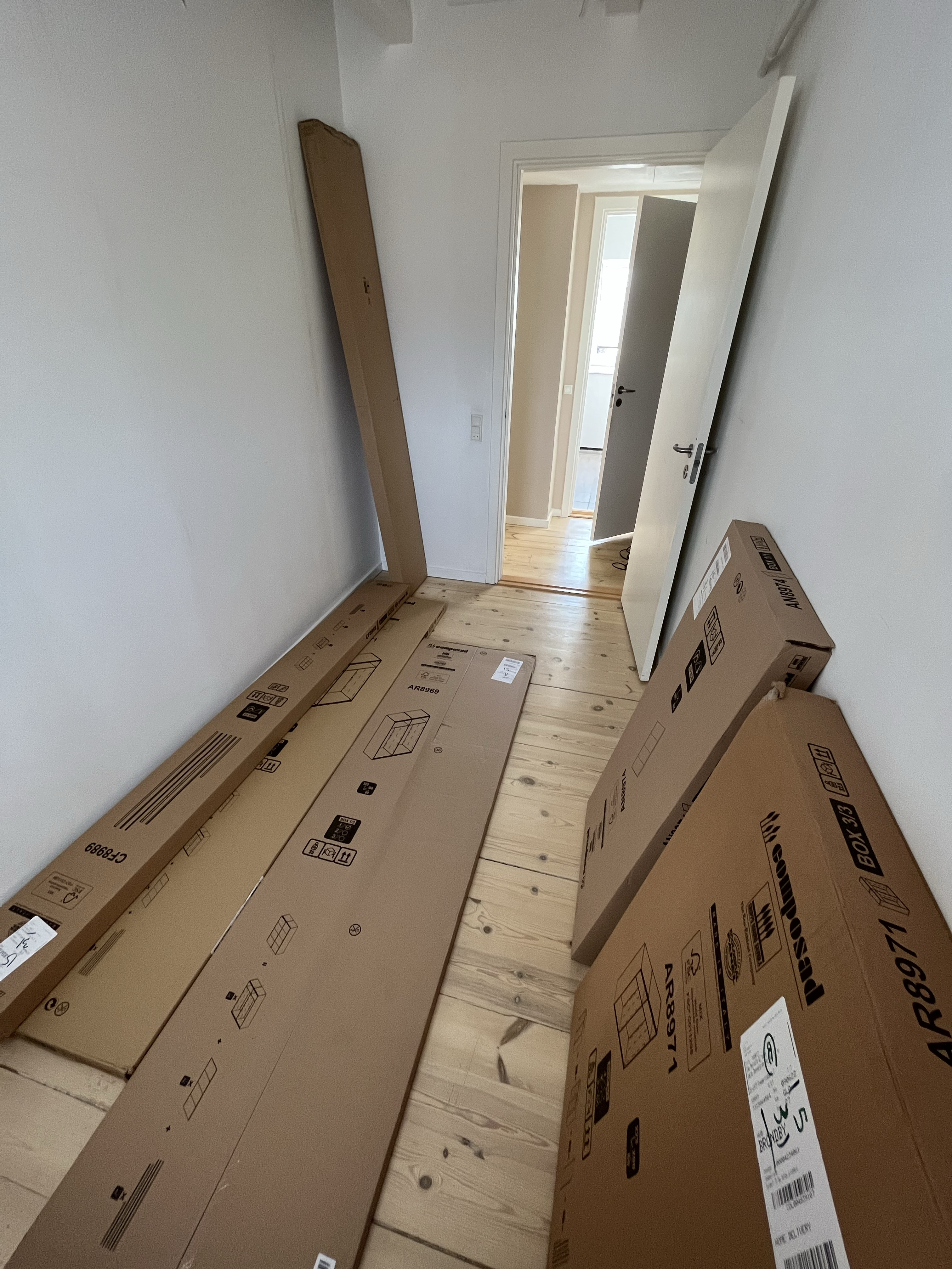 Samling af garderobeskab fra Ilva / assembly og closet from Ilva