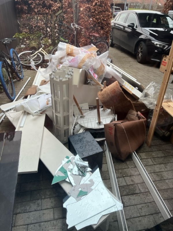 der skal smides pap fra nyt køkken ud og 3 bordplader, samt byggeaffald