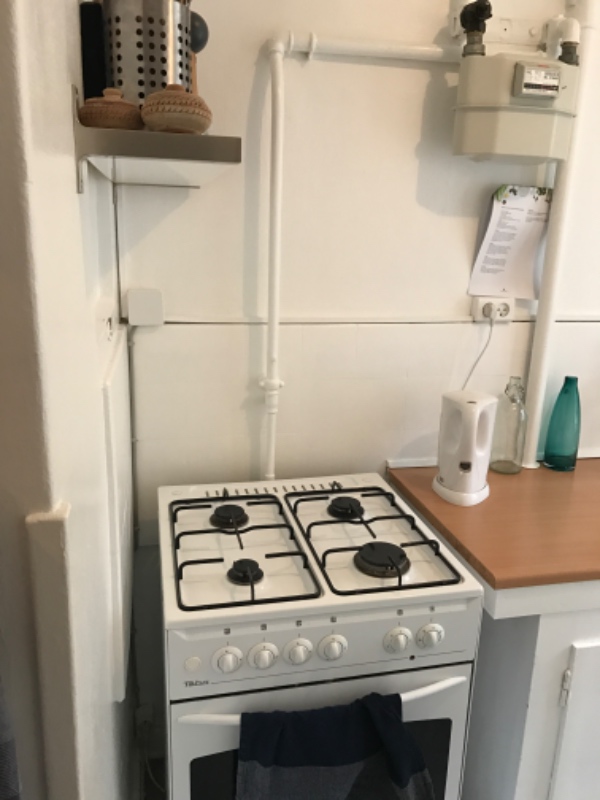 Afkoblet af gaskomfur og fjernelse af det plus køleskab.