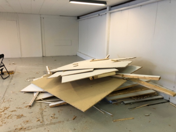 Fjernelse af lidt gips og træ vægge.