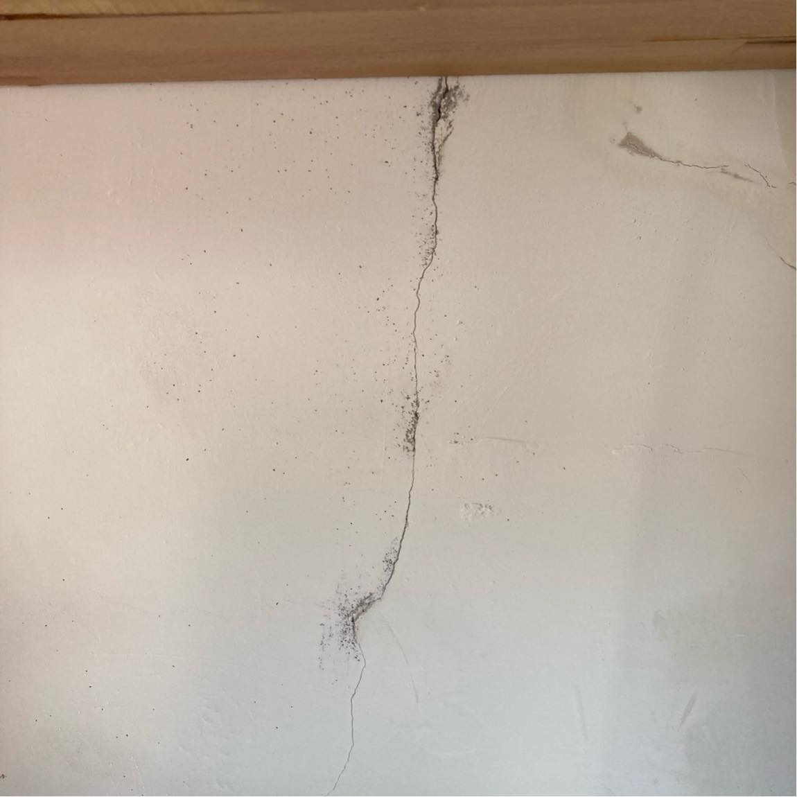 Reperation af revner i væg