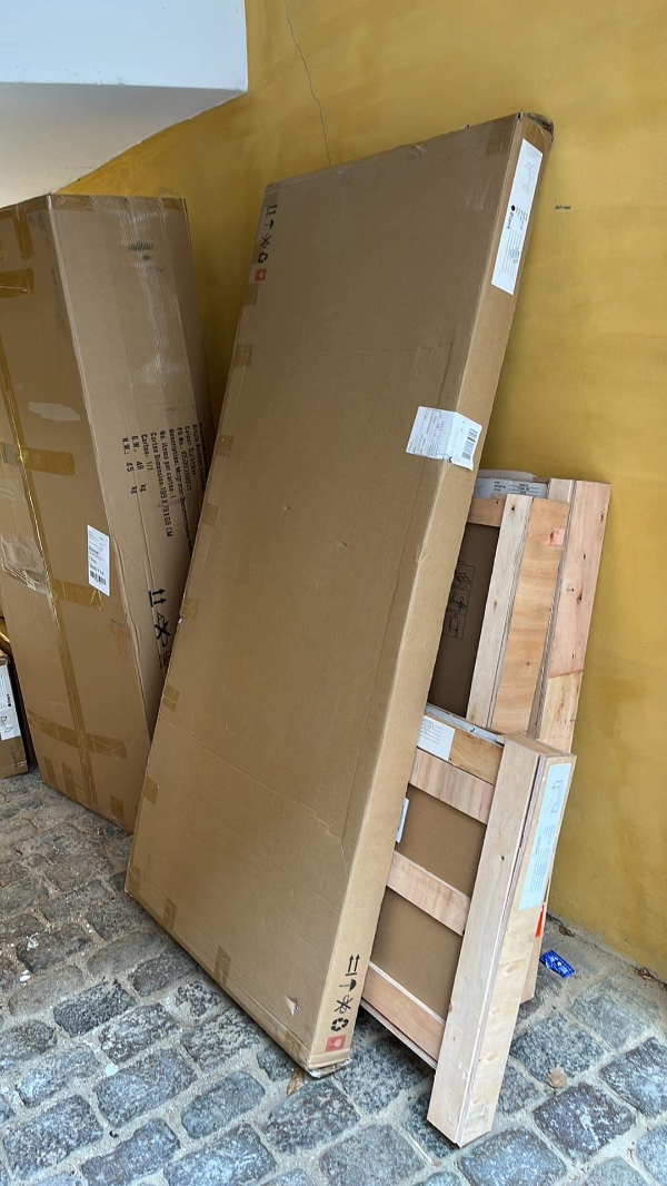 Bære flere kasser op til 6. sal