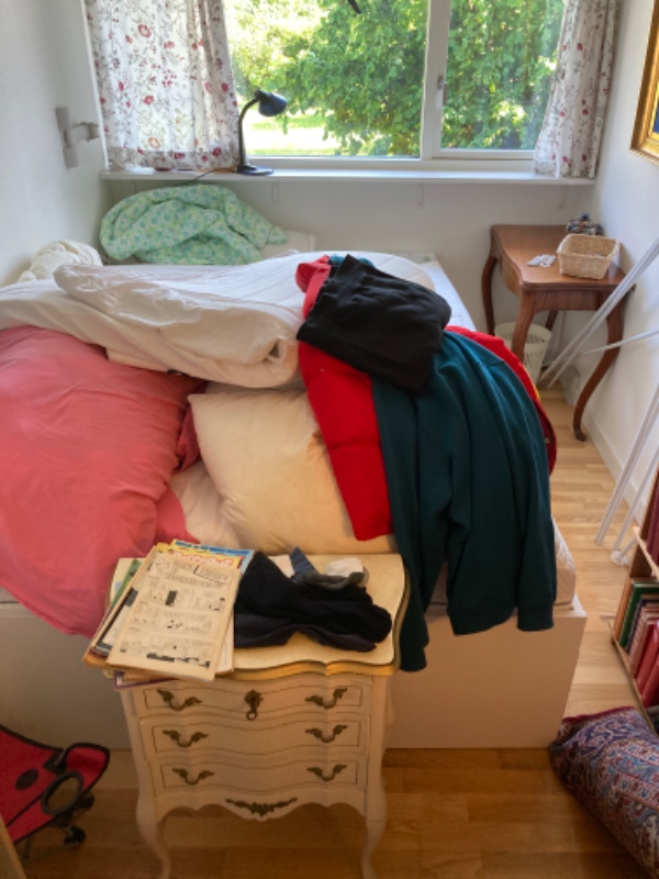 Flytning af seng, vægskab og krukker