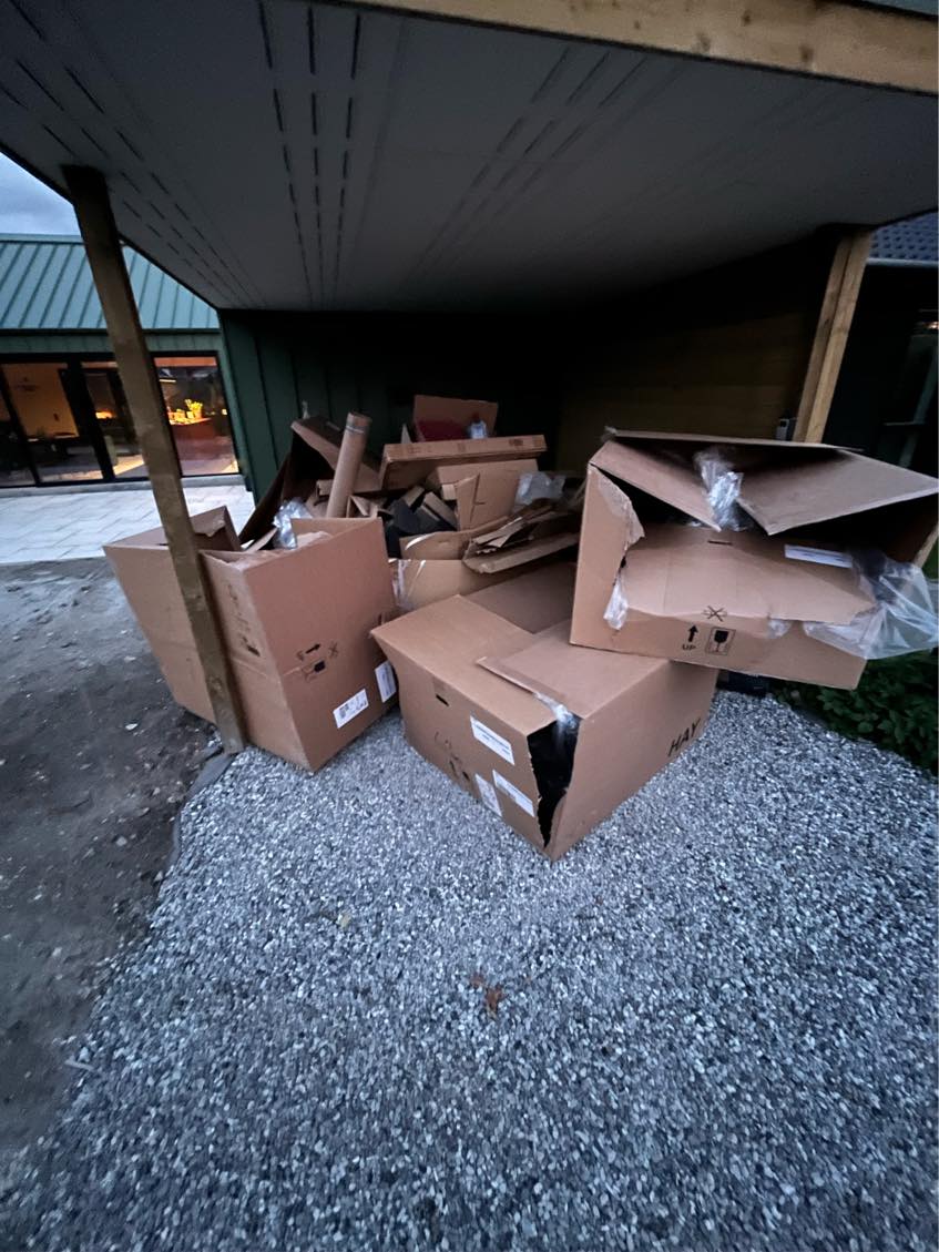 Køre pap-affald på genbrugsplads