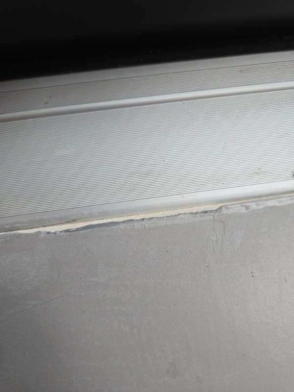 Fuge 250m2 hus langs gulv indvendigt