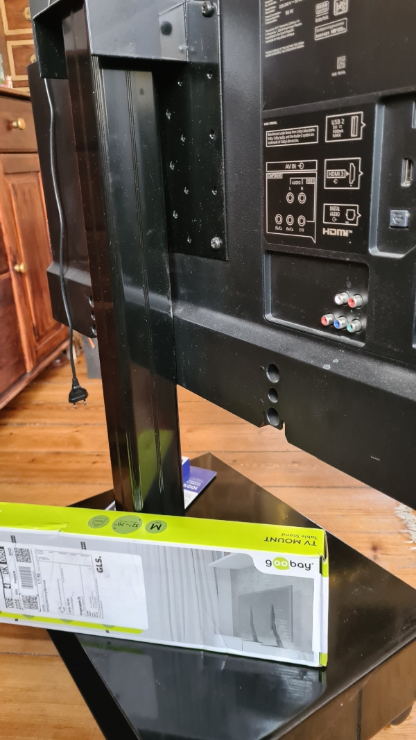 Installation og kanalsøgning af Panasonic tv samt montering af ny fod.