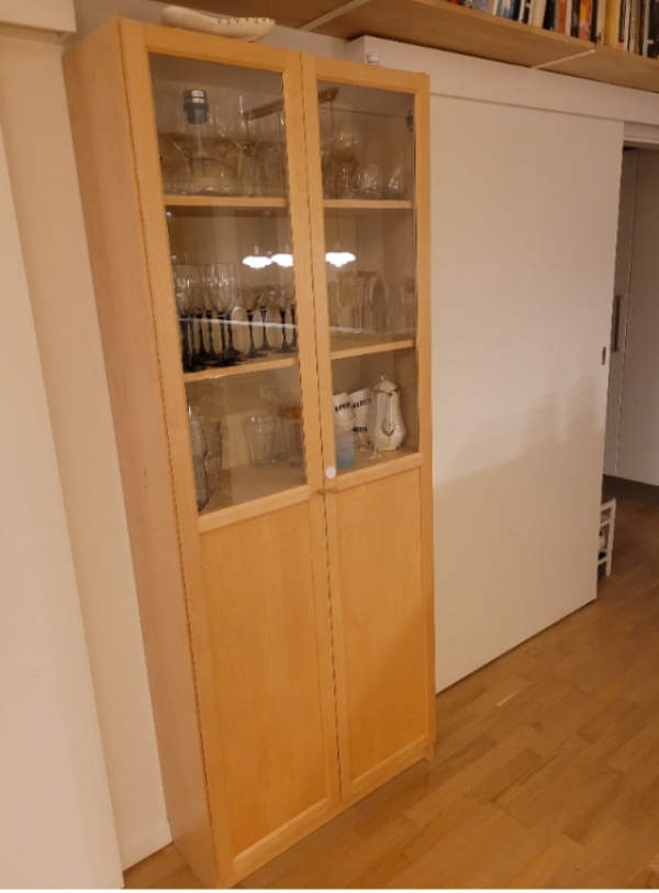 Male Billy-reol med vitrinelåge