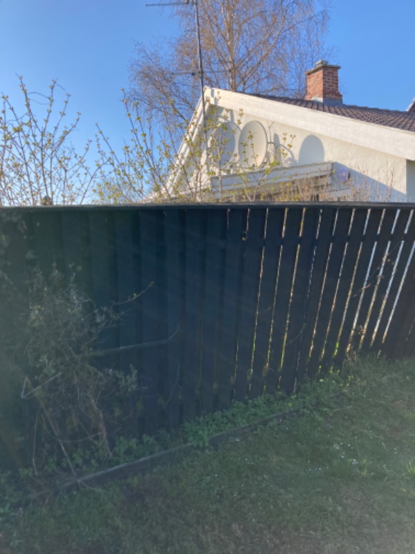 Revet er hegn ned og kørt på genbrugspladsen