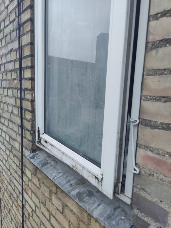 Mindre fugtskade på viduet bedes udbedres