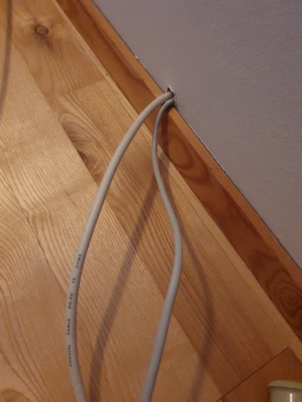 Fjerne ledninger og nedtagning af lampe, tv og overvågningskameraer