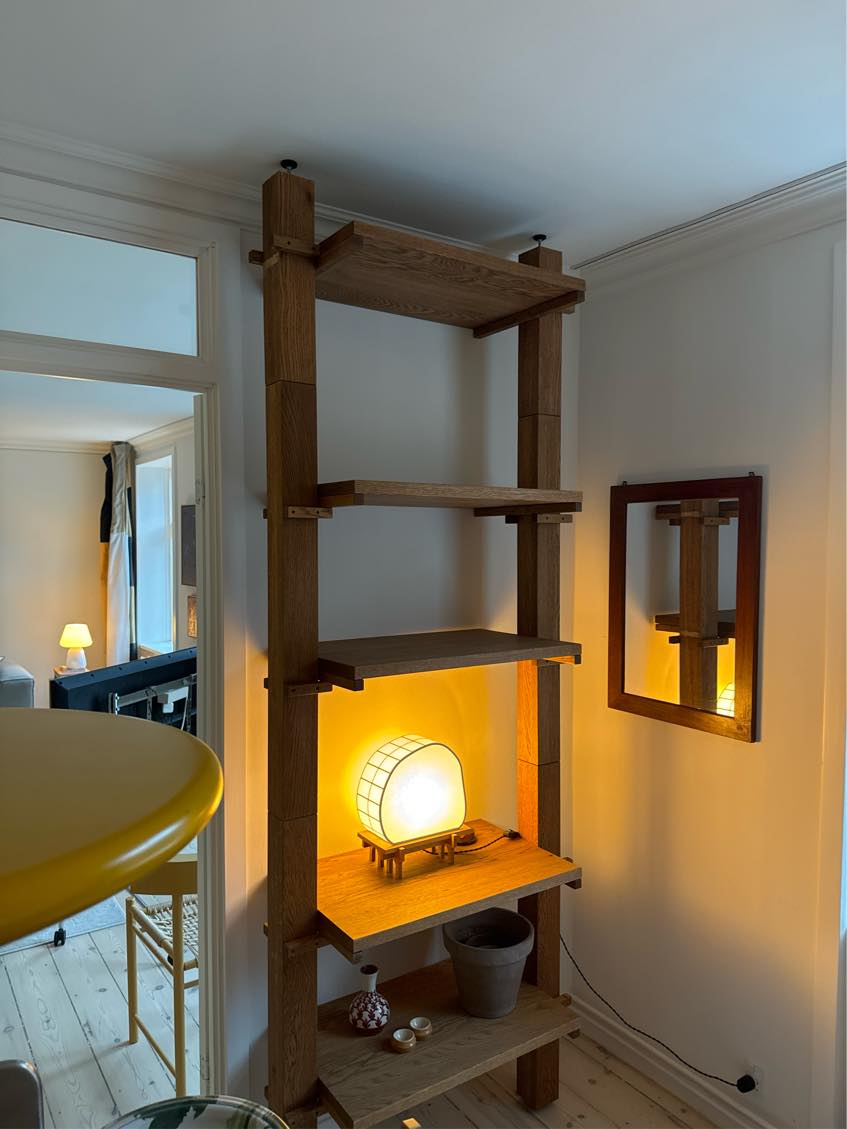 Reol skal skilles ad, flyttes og samles igen