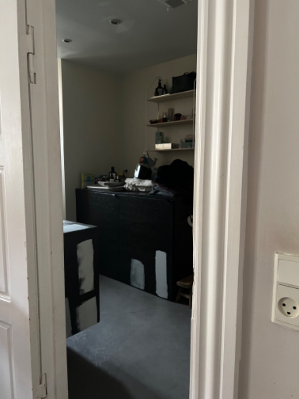 Fjern sort bejdsning fra møbel