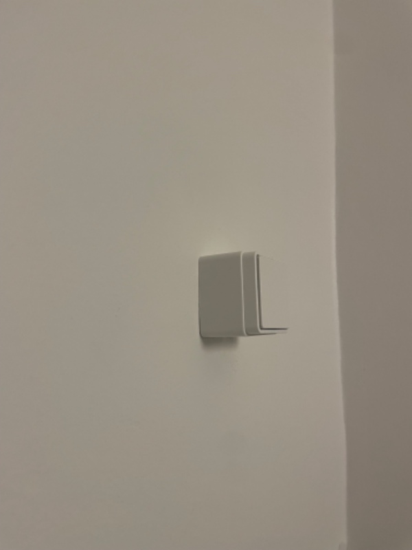 Montering af skabslåge, toiletpapirsholder, spejl, påsætte flad front over el + sætte billede op