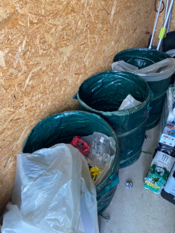 Hjælp til at afhente skrald fra en fest