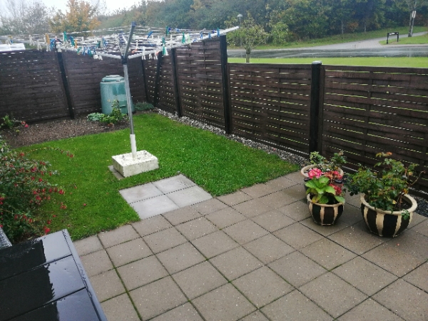 opsætning af vedligeholdelsesfrit hegn samt fjermelse ag gammelt