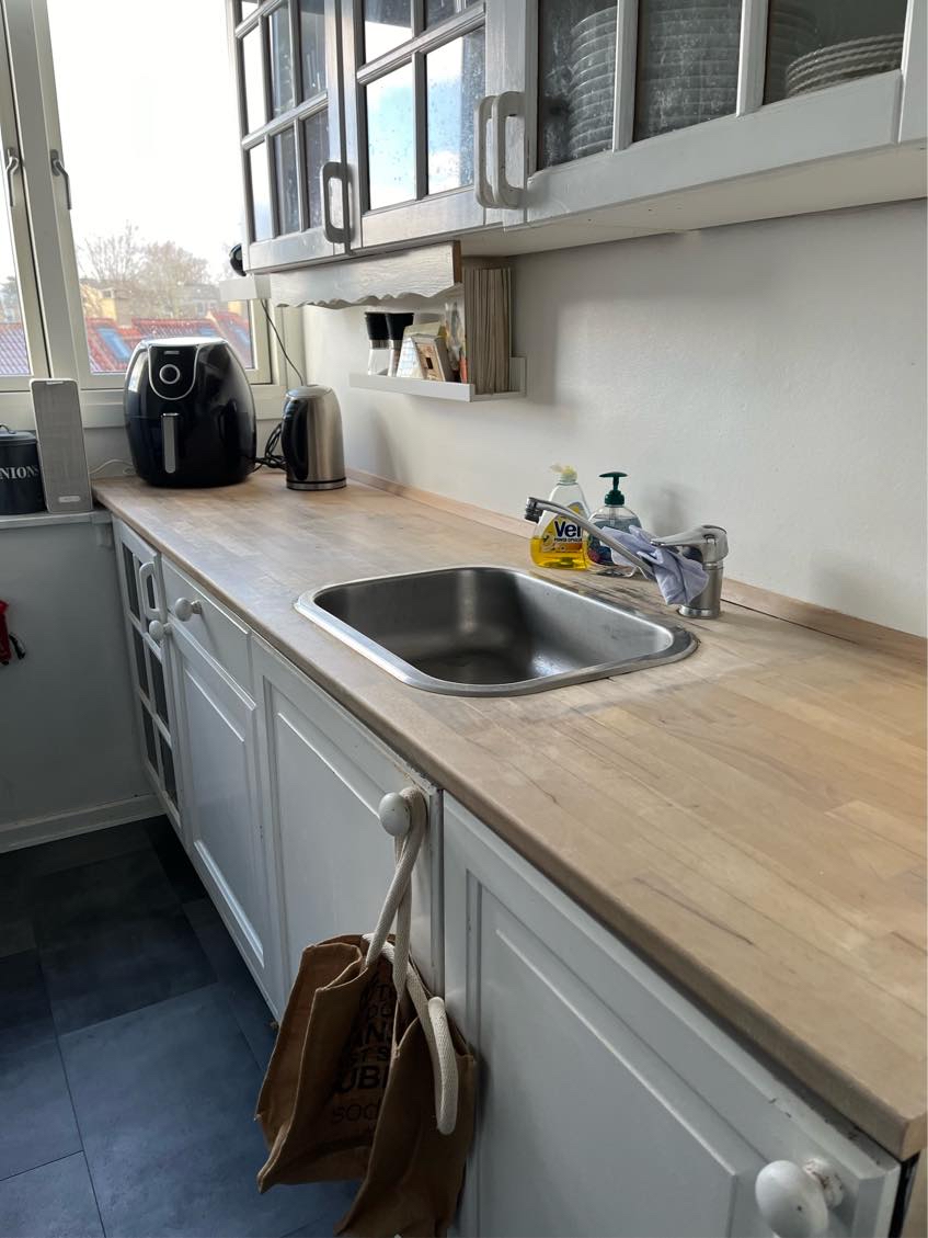 Slibning og lakering af bordplade