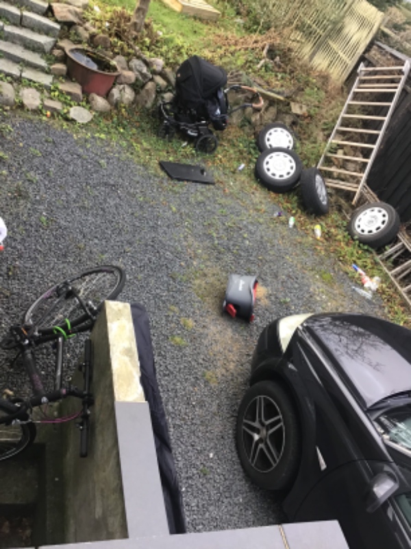 Fjernet ukrudt og bortkørsel