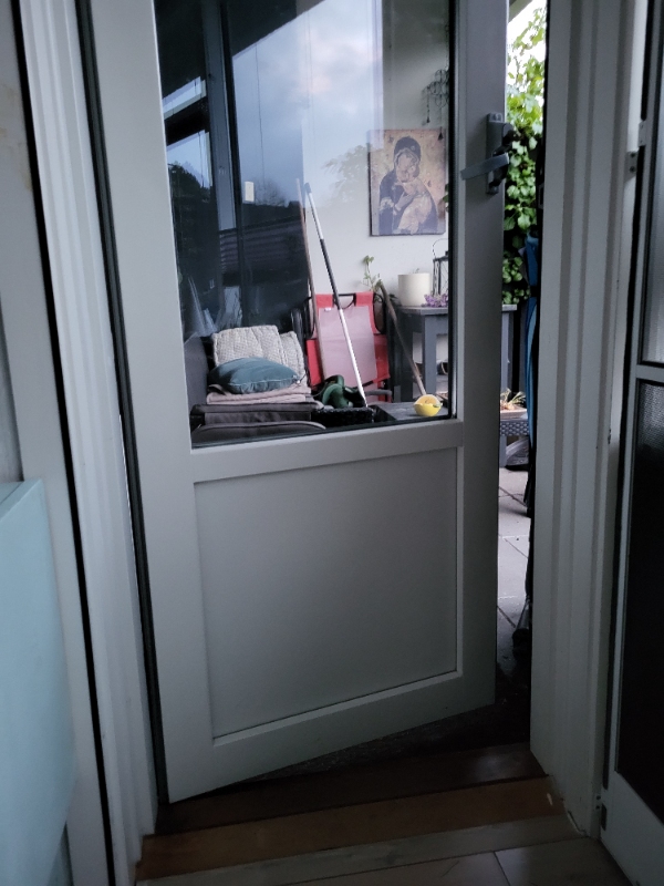 Installering af kattelem i plastdør