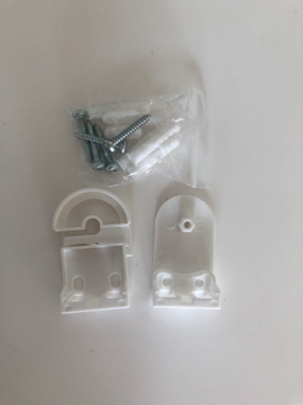 Opsætning af mørklægningsgardin i betonvæg