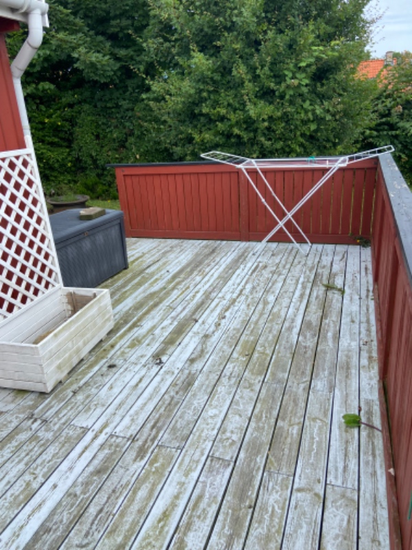 Afslibning af træterrasse ca 35-40 kvm2 samt efterbehandling med transparent holdbar olie