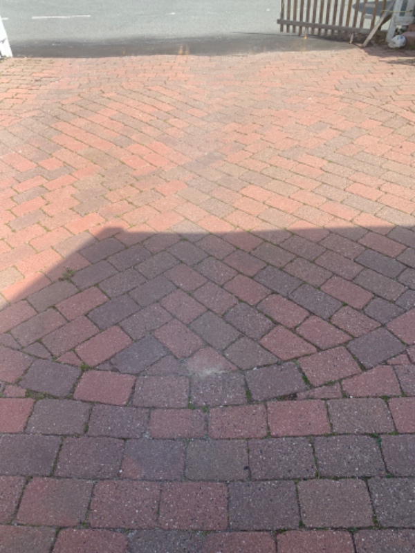 Omlægning af ca. 12 m2 herregårdssten i indkørsel, som skal hæves til i vatter med stabilgrus