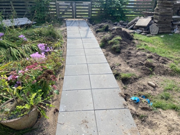 Oprydning af gamle teresse sten ligger i bunke og skal på genbrugs station