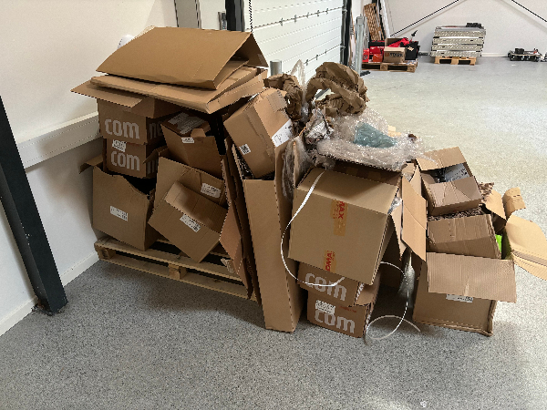 Afhentning af pap og plast til affald