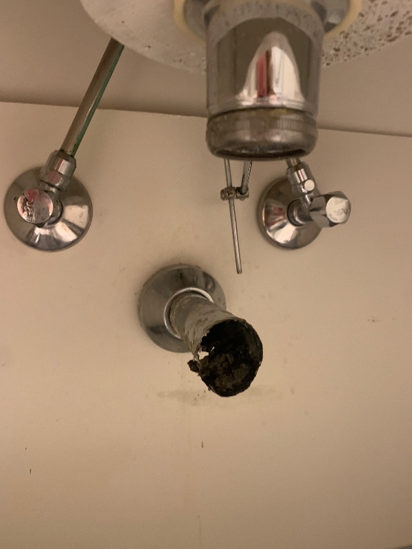 Nyt rør under badeværelses vask