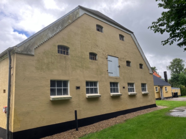 Afrensning og maling af ladebygning