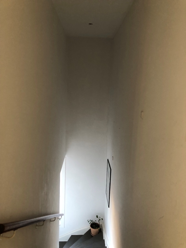Opsætning af lampe over trappeopgang
