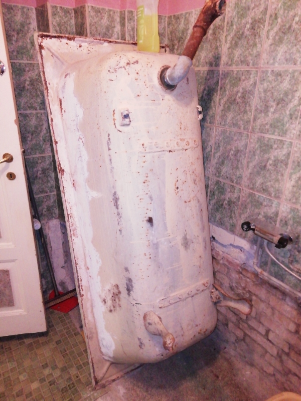 Bortkørsel af 4 hårde hvidevarer og et jer badekar til skrot fra 3 sal