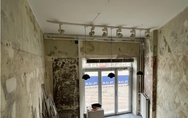 Nedtage a/c og nedtage spots/lamper/skinnesystem - bemærk loftshøjde ca 4 m