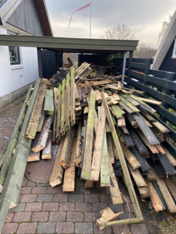 Brædder og stolper fra gammel terrasse skal køres bort.