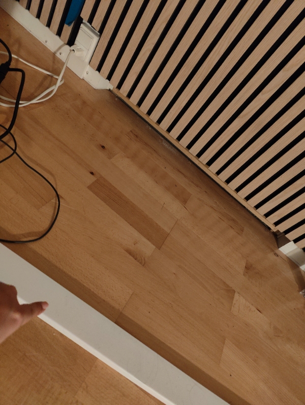 Akustik egetræs lameller på beton + møbel ophæng