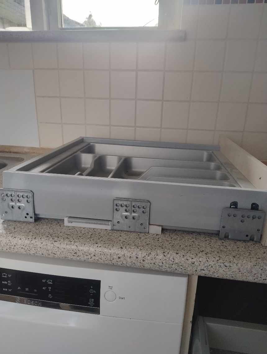 Køkkenskuffe skinner røget af, men skuffe ok.