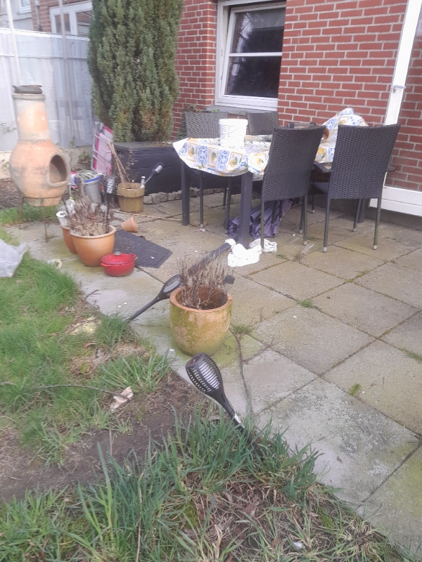ryddet op i baghaven, vaskes og luget fliser kørt et læs på lossepladsen