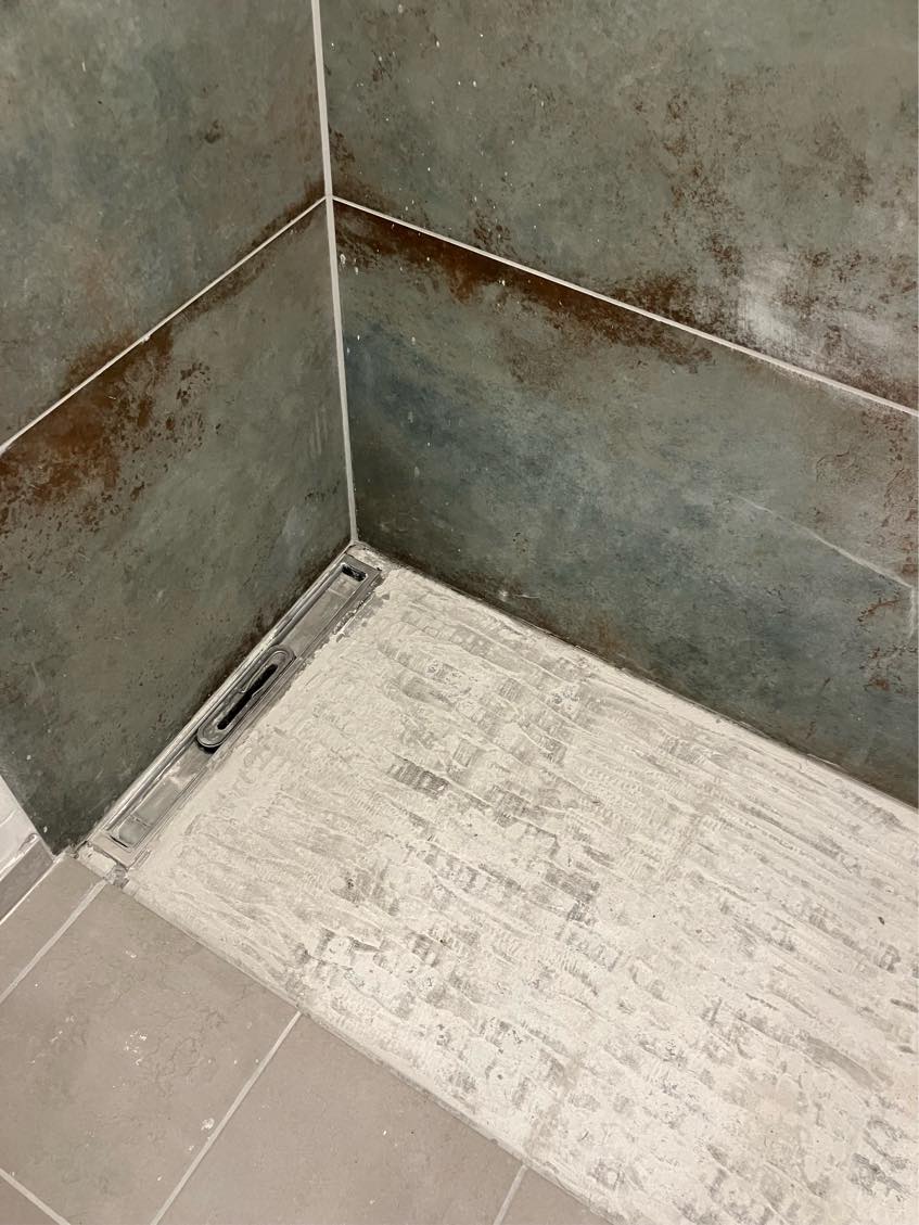 Lægning af fliser i brusekabine