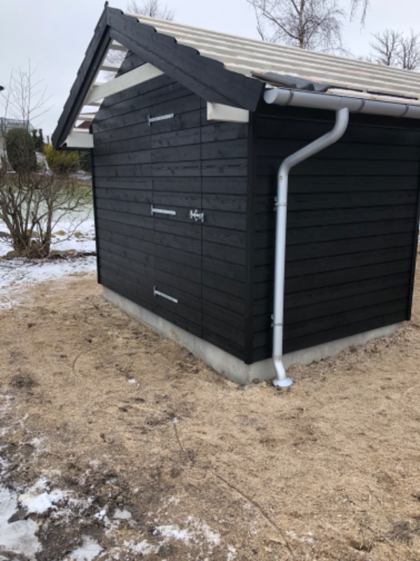 Isoleret et skur tilhørende carport