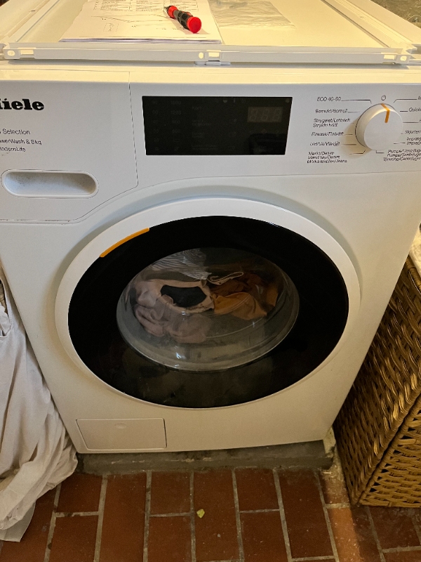 Fryser bæres ned i kælder med lavt loft